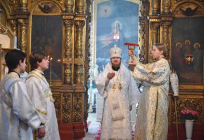 Епископ Алапаевский и Ирбитский Леонид возглавил праздничное Богослужение в Свято-Троицком храме г. Ирбита